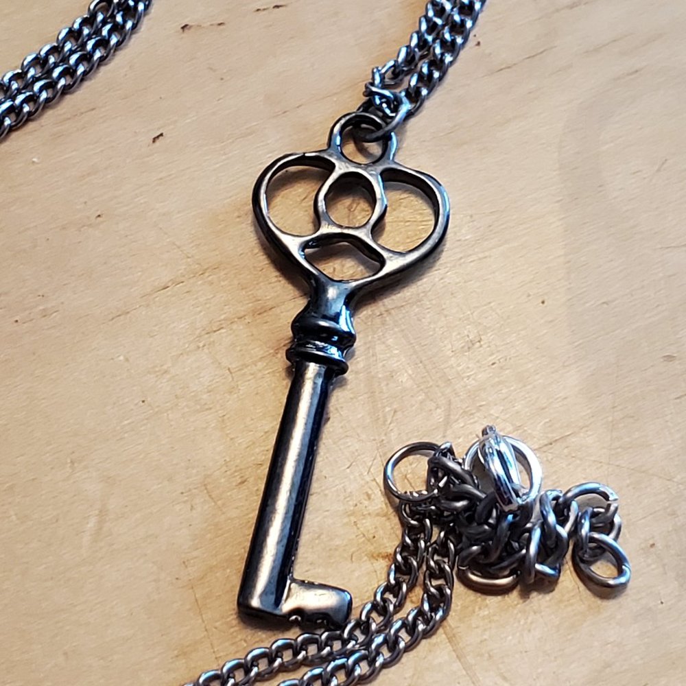 20" Silver Tone Key To My Heart Theme Necklace